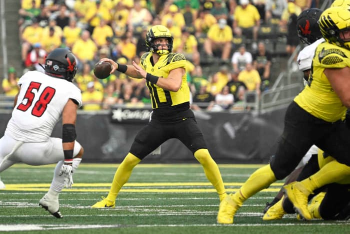 Oregon quarterback Bo Nix loads up for a pass against the Eastern Washington Eagles at Autzen Stadium.